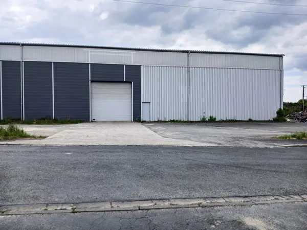 49- Pays de Segré, entrepôt 900 m2 à vendre 
