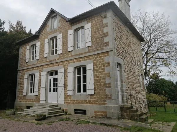 maison de maître entourée de verdure et forêt 
