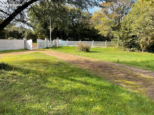 Terrain 570 m² ECHILLAIS 