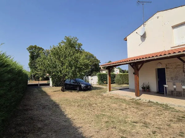 Maison 4 pièces mitoyenne d'un coté par l'arrière 