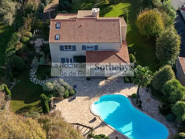 Maison 8 pièces 217 m² 