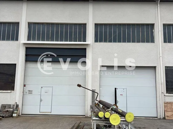 Local d'activité 303 m² 