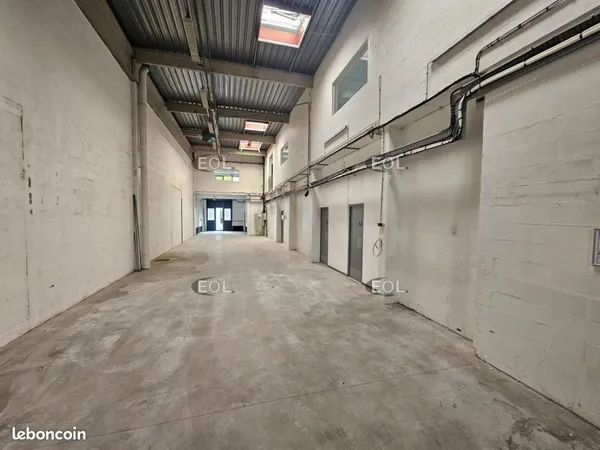 Local d'activité 639 m² 