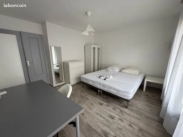 Collocation meublée, grande chambre avec balcon, parking sécurisé 