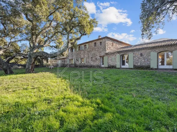 ROQUEBRUNE-SUR-ARGENS : Propriété d'exception en pierres avec pi 