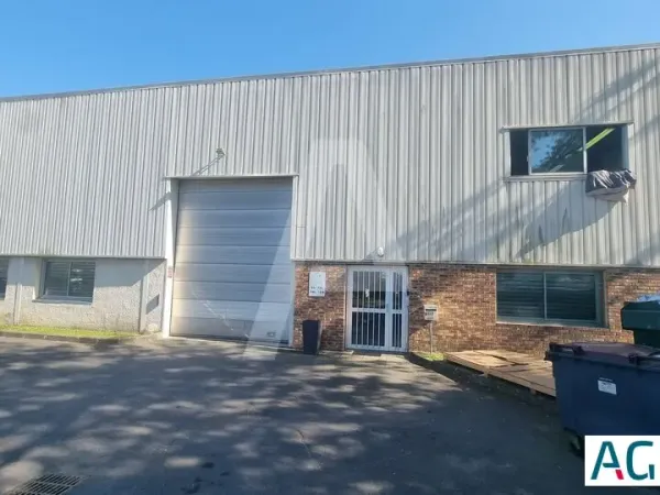 A LOUER : Bâtiment indépendant divisible en 3 lots 