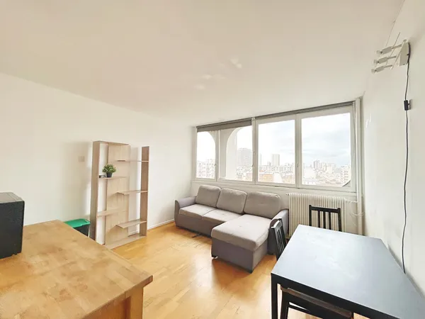 Studio dans un immeuble moderne 