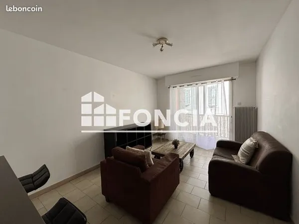 À vendre - Superbe T2 rénové avec balcon en centre-ville de Nîmes 