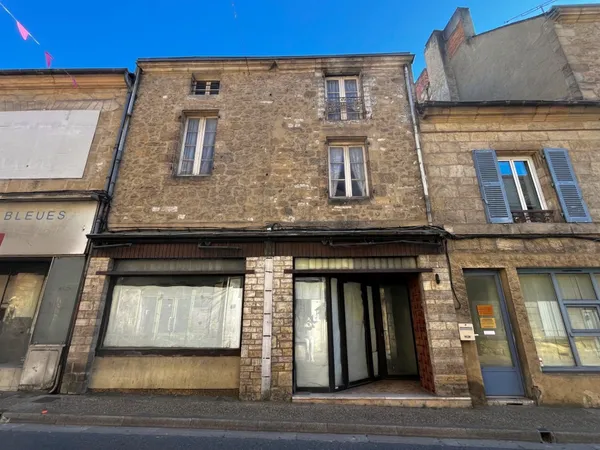 Bâtiment d'habitation avec commerce et jardin. Le tout à res 