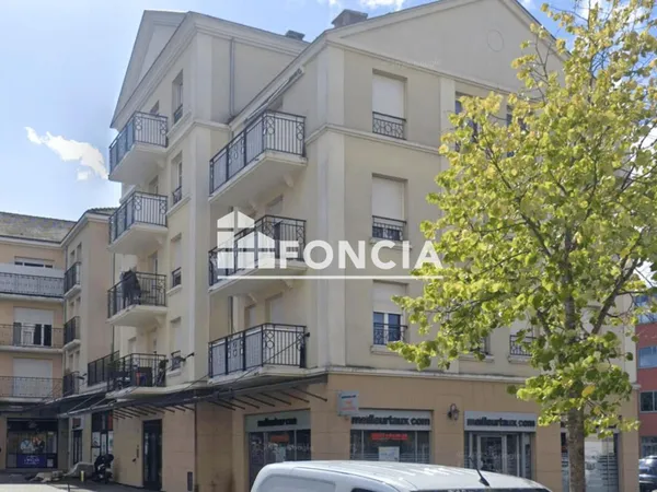 Appartement 3 pièces en plein centre ville - avec balcon et parkings 
