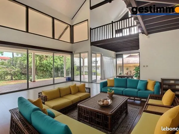 Villa 5 pièces 232 m² 