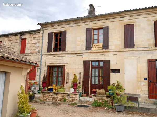 Maison de ville en pierres au coeur de La Force 