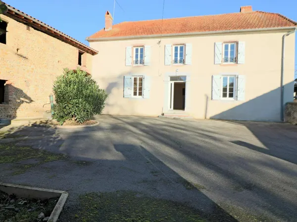 Maison comprenant 5 chambres sur 1860m² avec grandes dépendances 