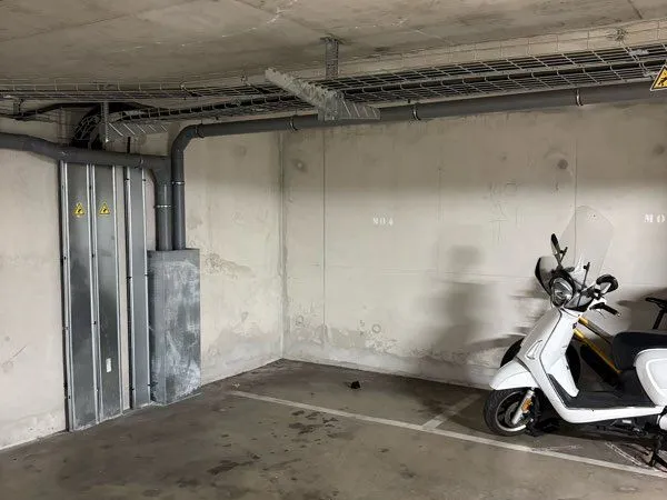 Place de parking moto/scooter sécurisée 