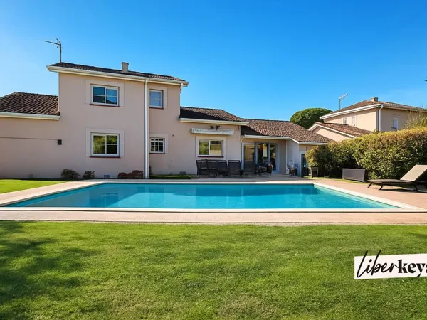 Villa familiale Type 7 avec piscine - Plain pied élevé d'un étage - Jardin de 1200 m2 