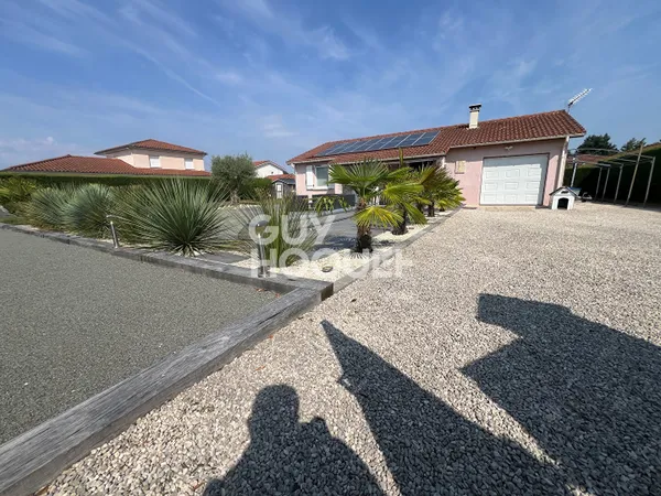 Maison à vendre à Feurs - 3 pièces, 2 chambres, jardin spacieux 