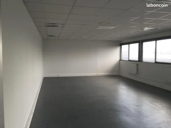 Local industriel 1 015 m² 