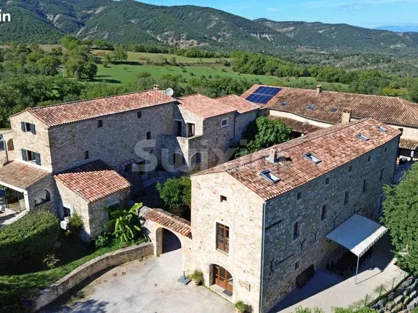 Mas 32 pièces 900 m² 