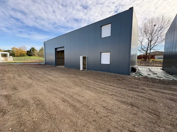 31470 FONTENILLES: Local à louer stockage - bureaux 