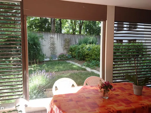 Meublé T2 avec loggia, jardin et grand garage proche centre 