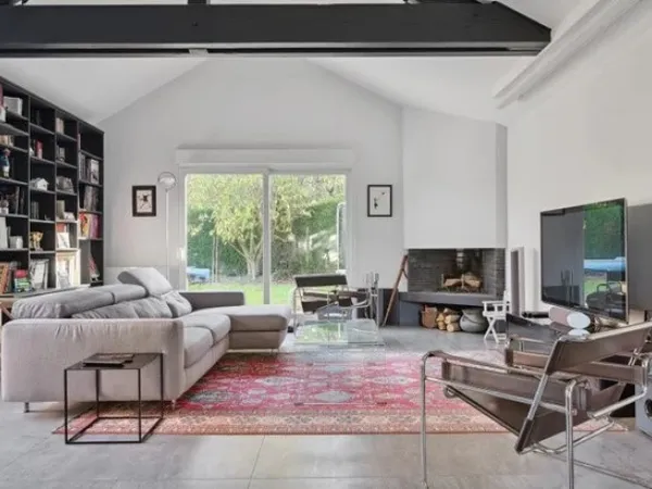 Maison 7 pièces rénovée avec piscine 