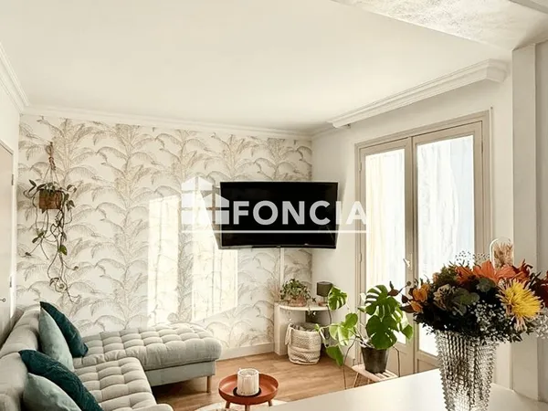 Appartement rénové en dernier étage - Résidence calme et sécurisée 