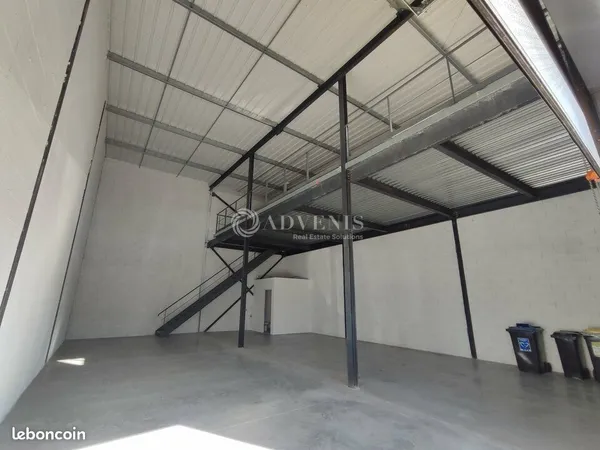 Local d'activité 122 m² 