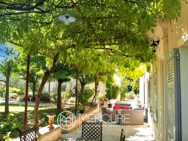 Magnifique mas entièrement restauré avec piscine et gîtes 