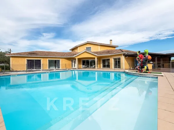 Villa contemporaine de 550m², avec deux piscine et spa 