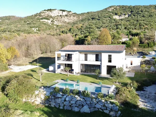 Villa contemporaine de 305 m2 à Saint-Péray 