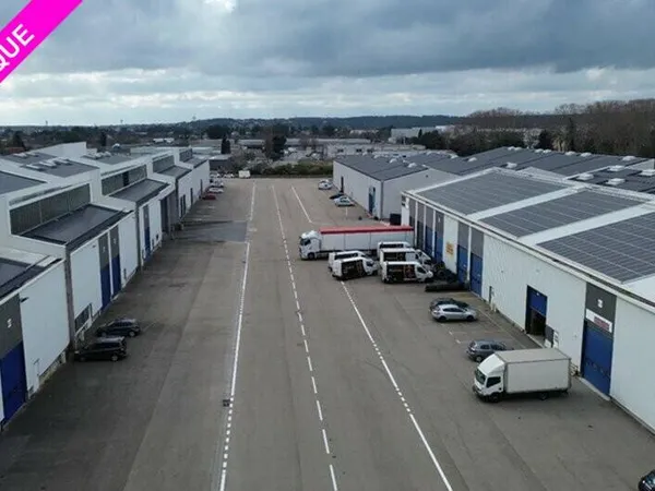Local d'activité 2458 m² 
