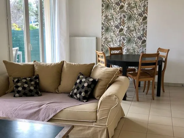 Location appartement 2 pièces meublé en rez de Jardin, parking, cave 