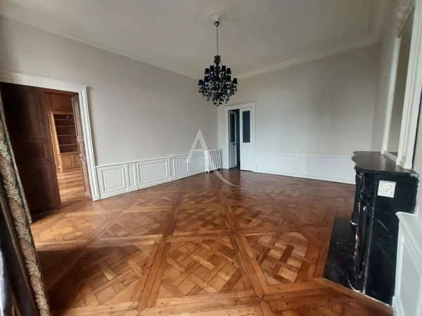 Appartement 3 pièces 147 m² 