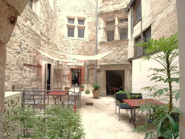 Découvrez une opportunité rare au coeur de la cité médiév.... 