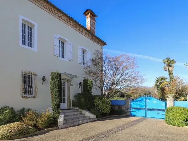 Élégante Maison de Maître avec parc, piscine et dépendances 