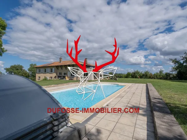 Maison spacieuse à vendre à Lentilly avec piscine et tennis 