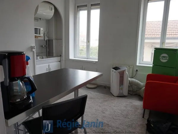 Studio 1 pièce 27 m² 