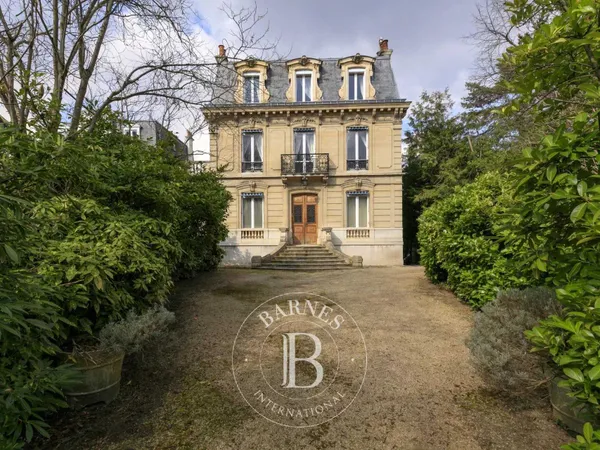 Chatou (coté Croissy), magnifique demeure Mansart de 311 m² hab. + sous-sol et dépendance -10 p. 