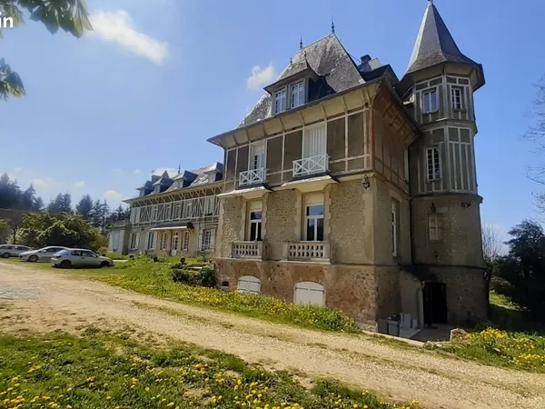 APPARTEMENT MEUBLE F2 45 M2 AU CHÂTEAU + TERRASSE PRIVATIVE DE 40 M2+ JARDIN DE 10000M2+ PLACE DE 