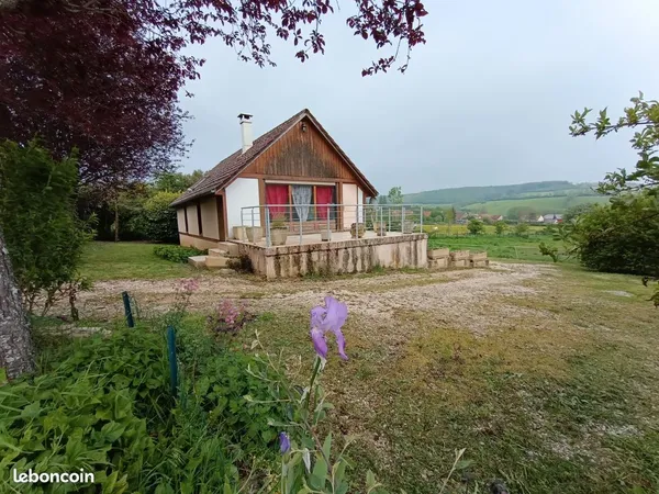 Maison ossature bois avec sous-sol, terrasse, garage et grand terrain plat clôturé 