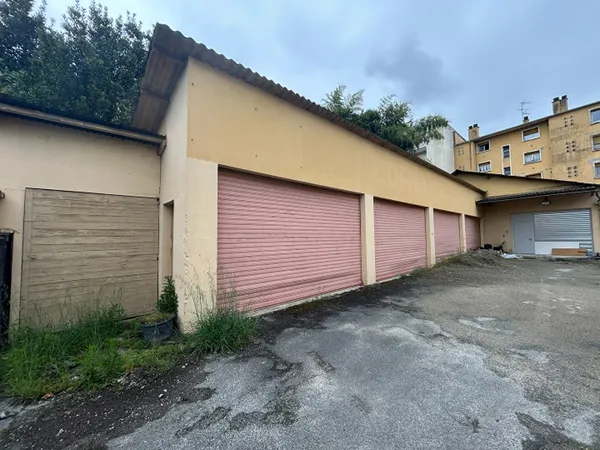 Ensemble de garage de 132,5m² à PAU 