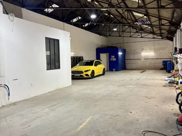 Local professionnel 200 m² 