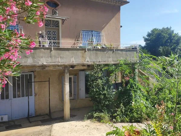 1er étage spacieux d'une grande bâtisse avec jardin dans le centre de Bagnols 