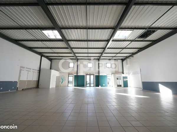 Local d'activité 364 m² 