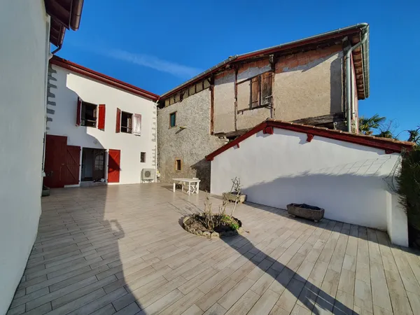 Maison de ville avec jardin et terrasse 