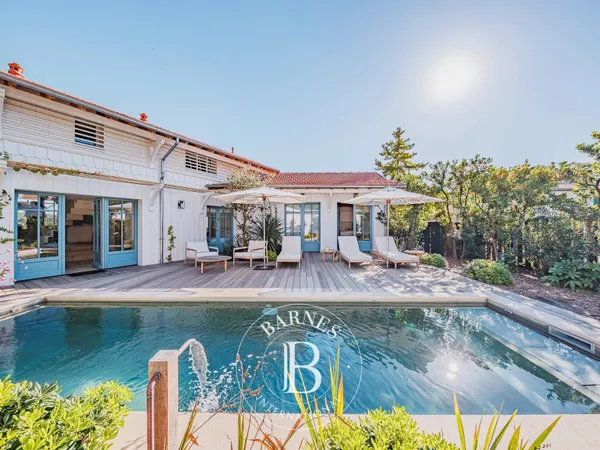 «VILLA DU PORT» EN PREMIÈRE LIGNE AVEC PISCINE CHAUFFÉE ET VUE SUR LE PORT DE PIRAILLAN - 