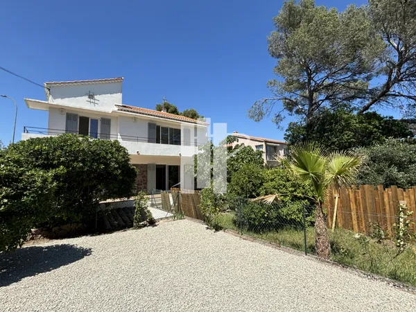 Haut de villa Coeur de Boulouris, t3 avec jardin et parkings 