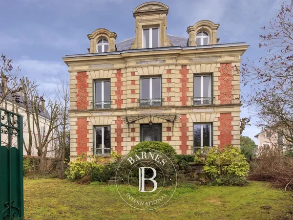 Chatou (Parc - Pièce d'Eau), Hôtel Particulier de 200 m² env., 10 pièces dont 7 chambres sur 673 