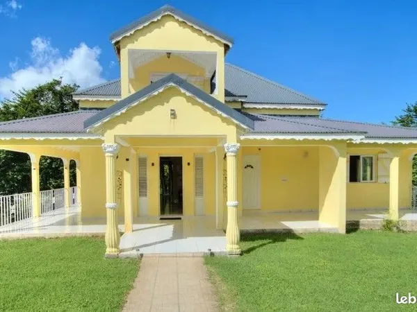 Villa d'exception, lumineuse sans vis à vis, entièrement modulable. Mandat simple : achat via 