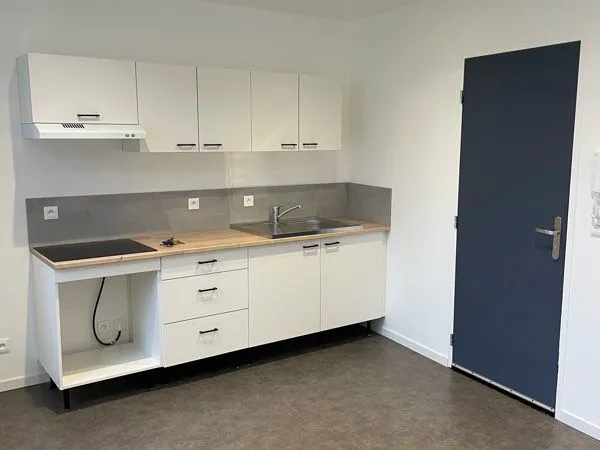 Loue T2 nu 38 m2 hyper centre Beaufort en Anjou 